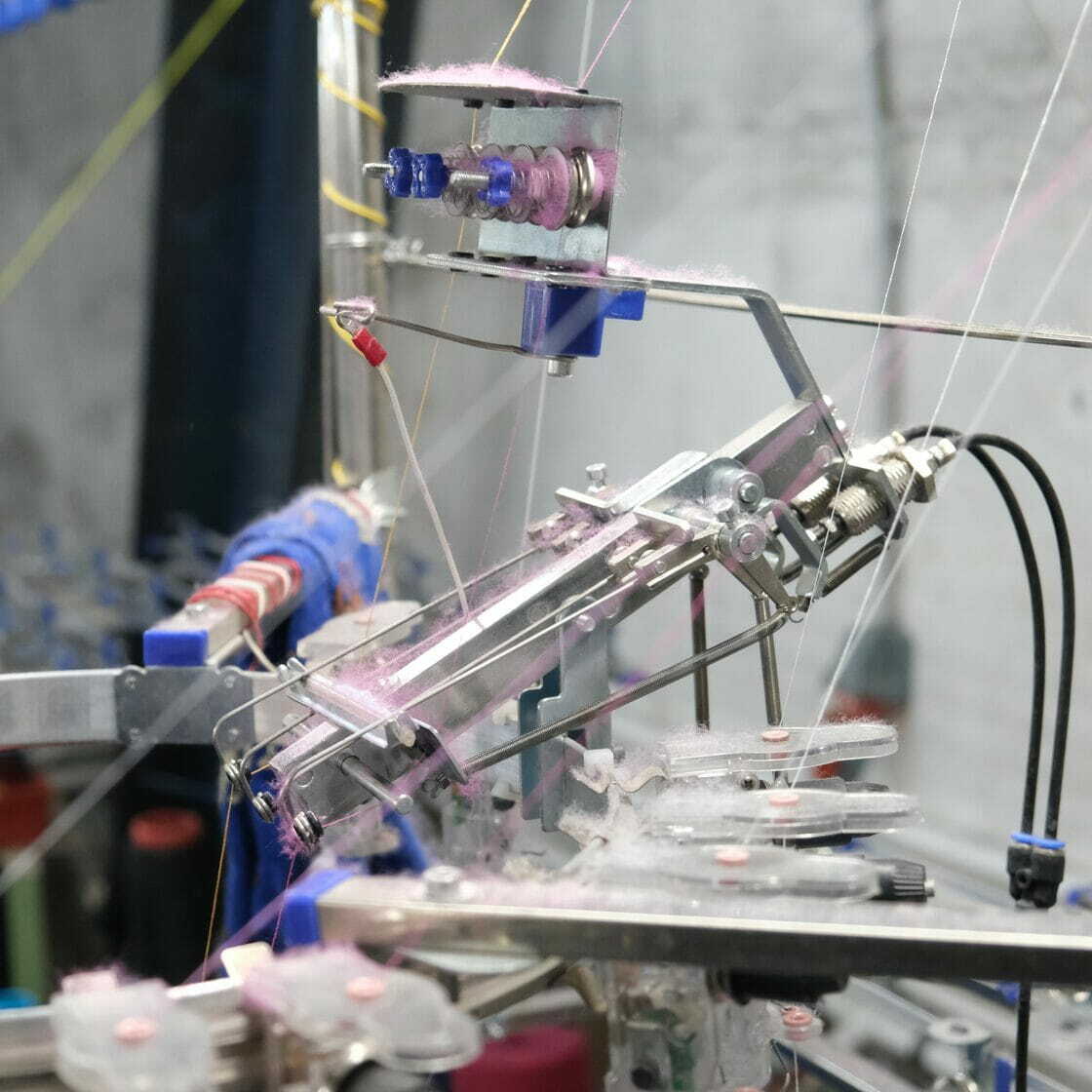 Станок для производства носков крупным планом. Технология производства носка. Чулочно-носочный станок. Свое производство носков.