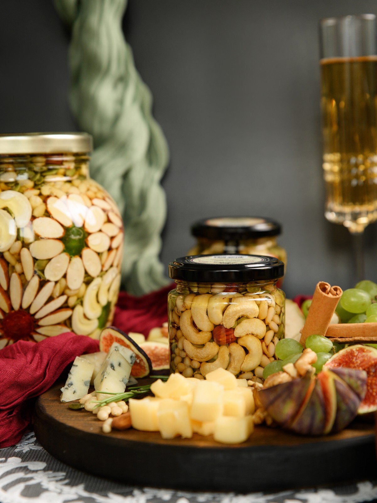 Медовый десерт с сырной тарелкой и фруктами