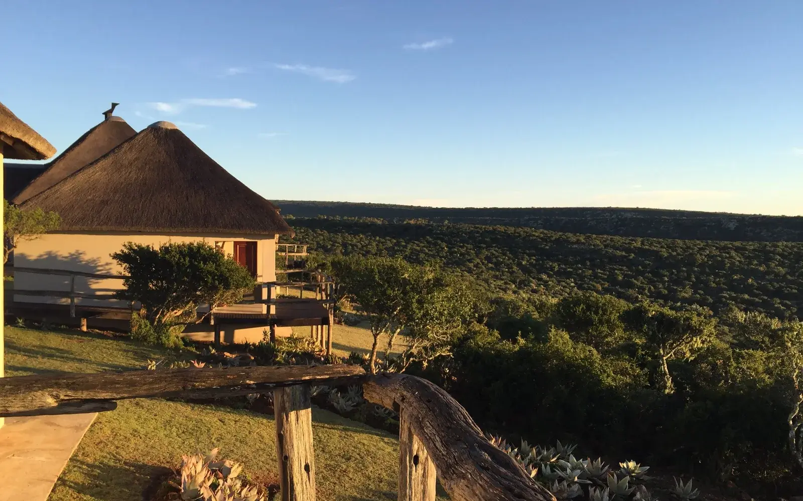 Коттедж под тростниковой крышей на краю долины, Lukhanyo Reserve