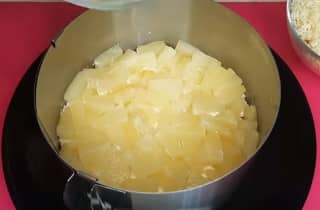 Приготовление салата «Дамский каприз» с курицей и ананасом слоями: шаг 9