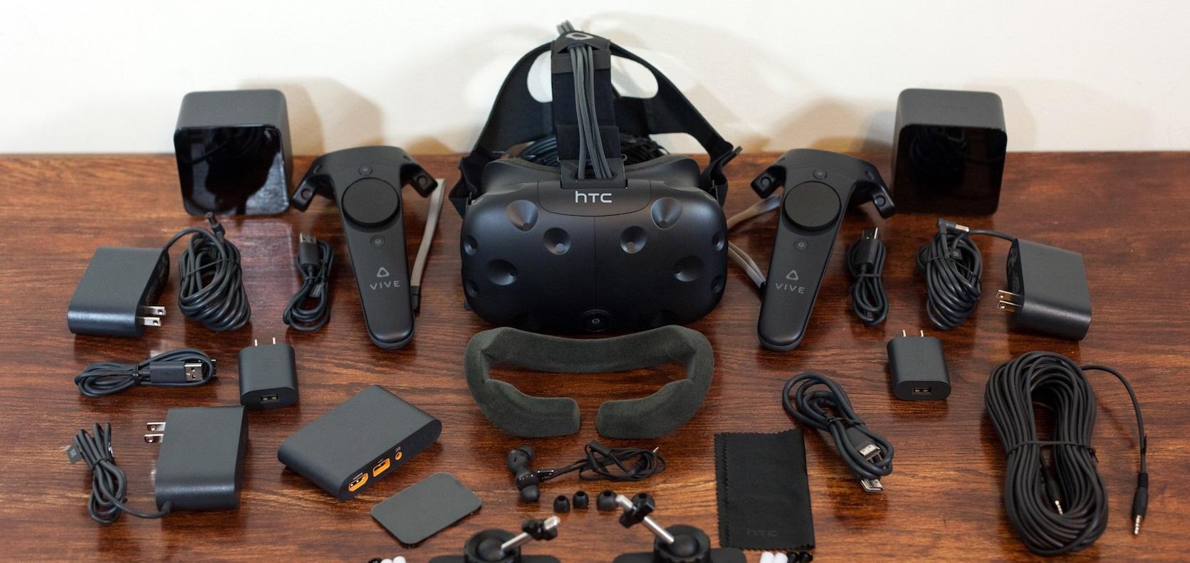 Из чего состоит комплект VR-шлема HTC Vive?