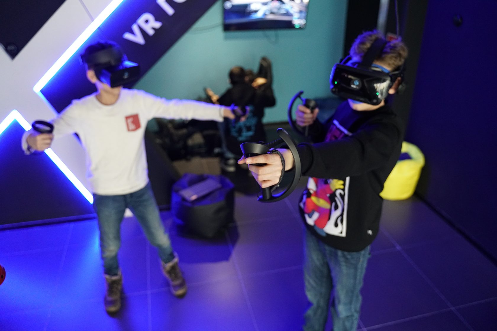 Vr франшиза. Парк виртуальной реальности mir VR, Санкт-Петербург. Mir VR родео драйв. Виртуальная реальность в парке. Франшиза виртуальной реальности.