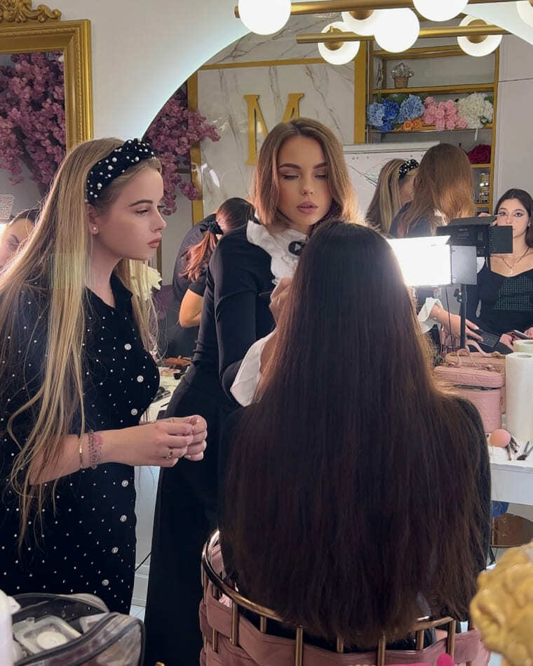 Девушки практикуются делать макияж на обучении в студии макияжа Марии Барбаховска