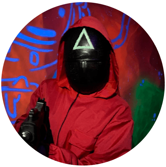 Аниматор Смотрящий из Игры в Кальмара друзья Москве