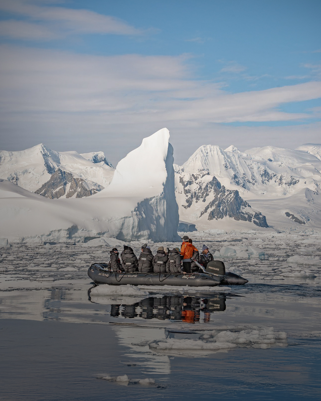 Прогулка на лодке Zodiac среди айсбергов