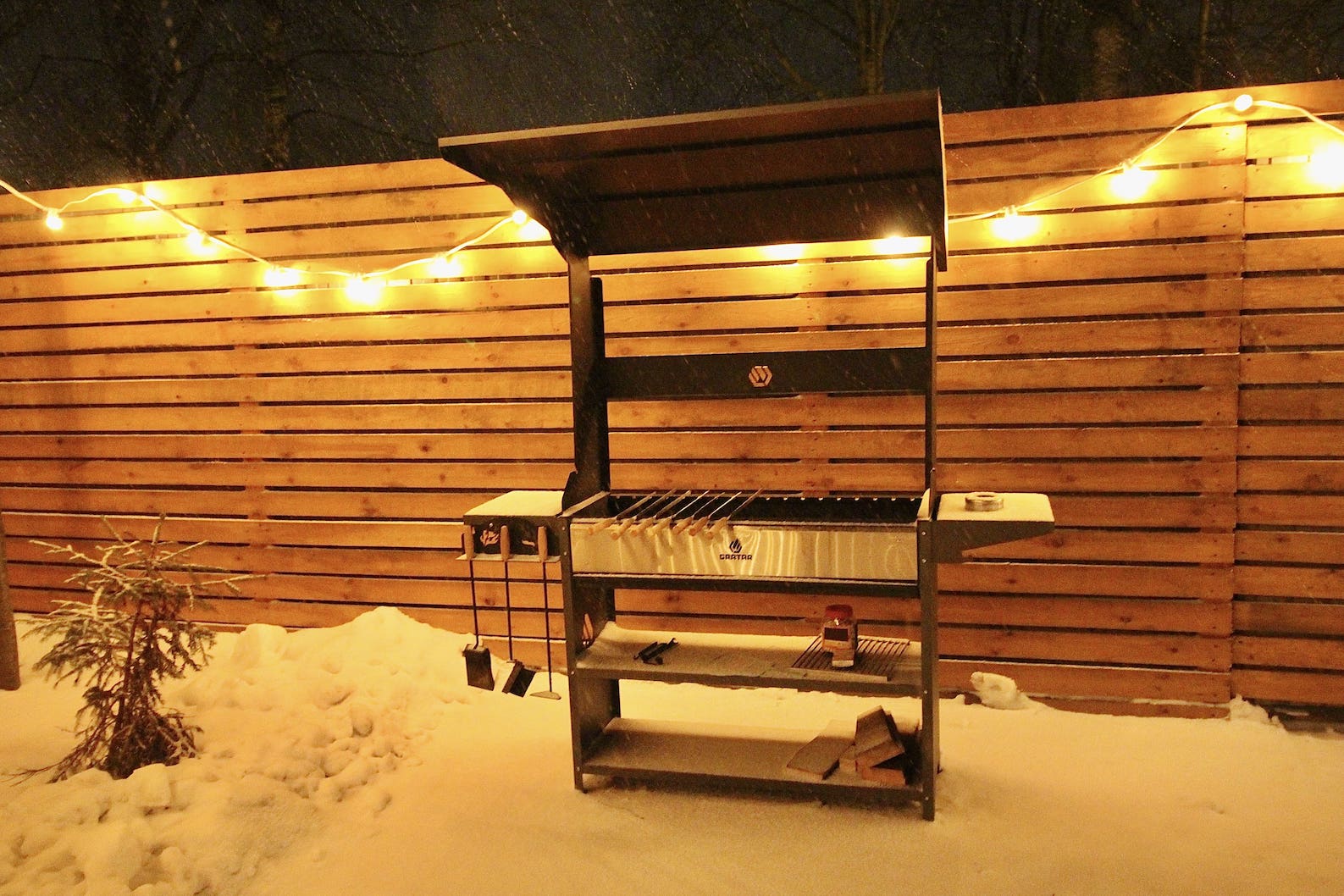 Свой мангал на приватной территории глэмпинга Aframe Happy - безопасный отдых с возможностью приготовления еды