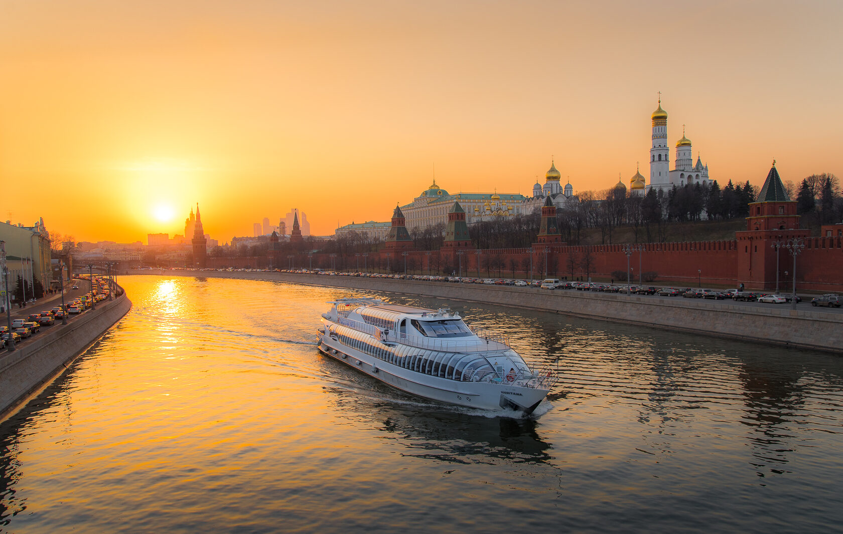 Поездка по москве реке рэдиссон. Флотилия Рэдиссон Ройал Москва. Флотилия Рэдиссон Роял. Корабль Рэдиссон Москва река. Рэдиссон-круиз по Москве.