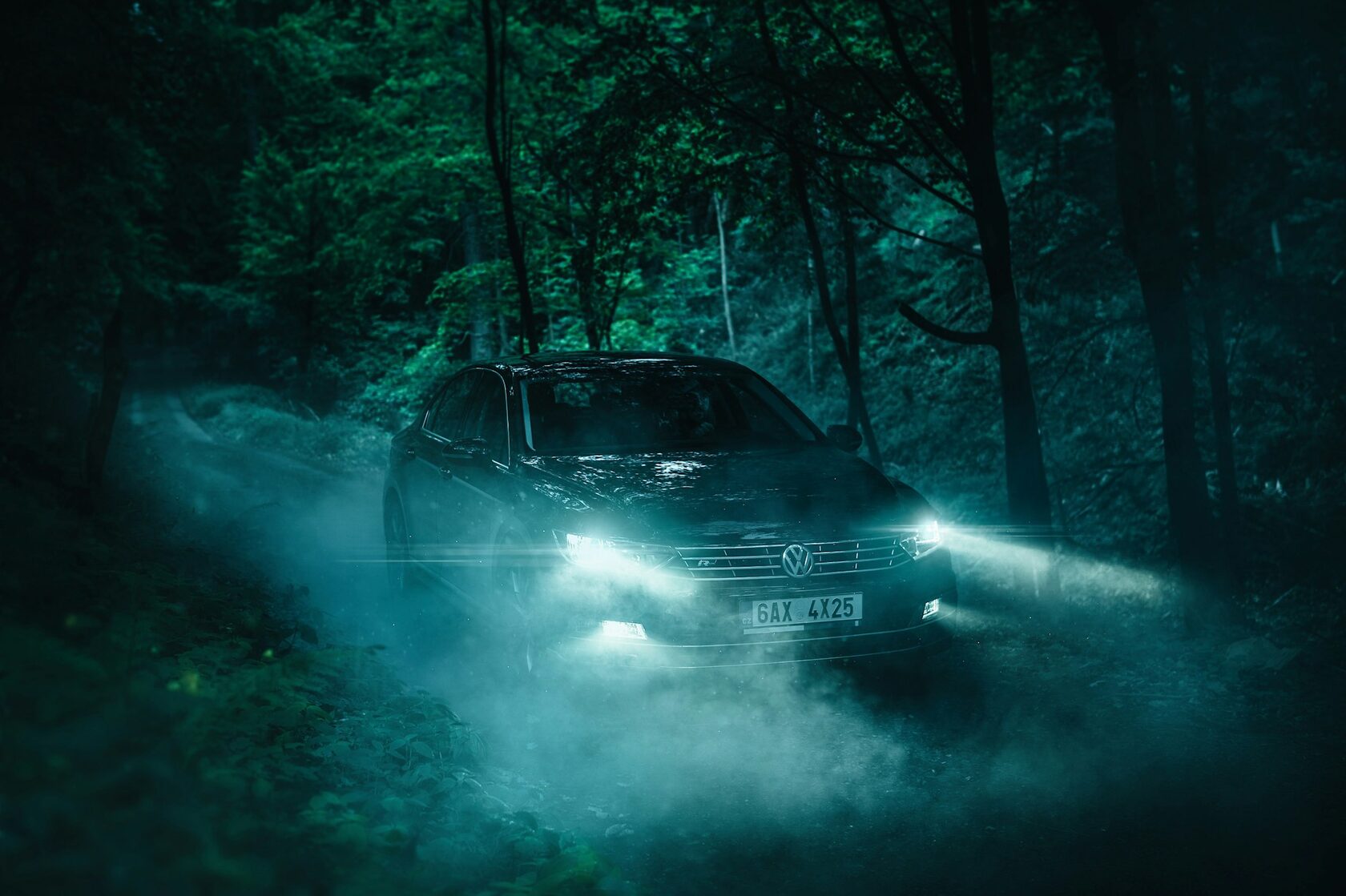Volkswagen Touareg чёрный кроссовер