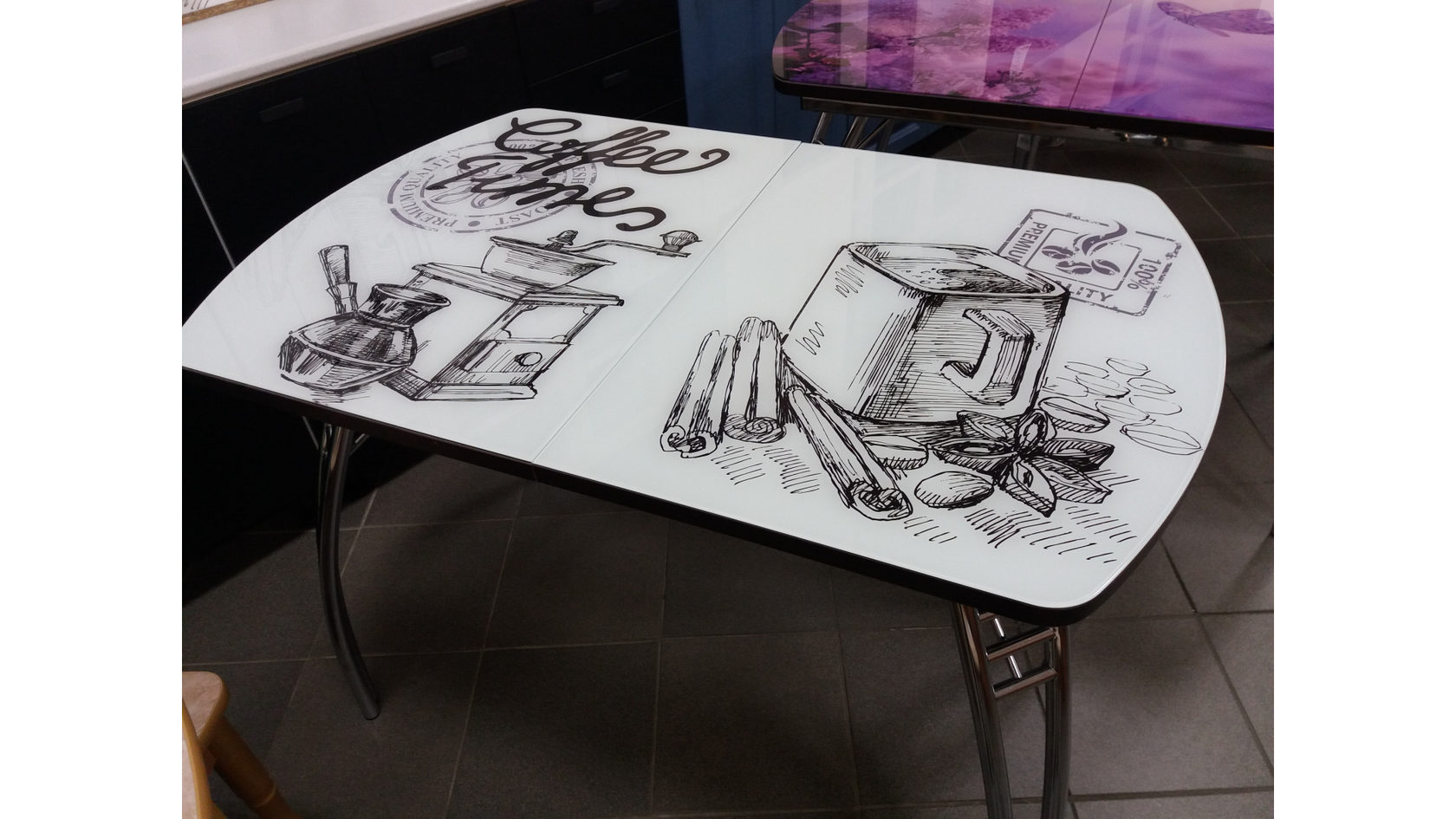 Стол с рисунком на столешнице