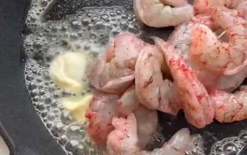 Приготовление жареных креветок на сковороде с чесноком: шаг 3