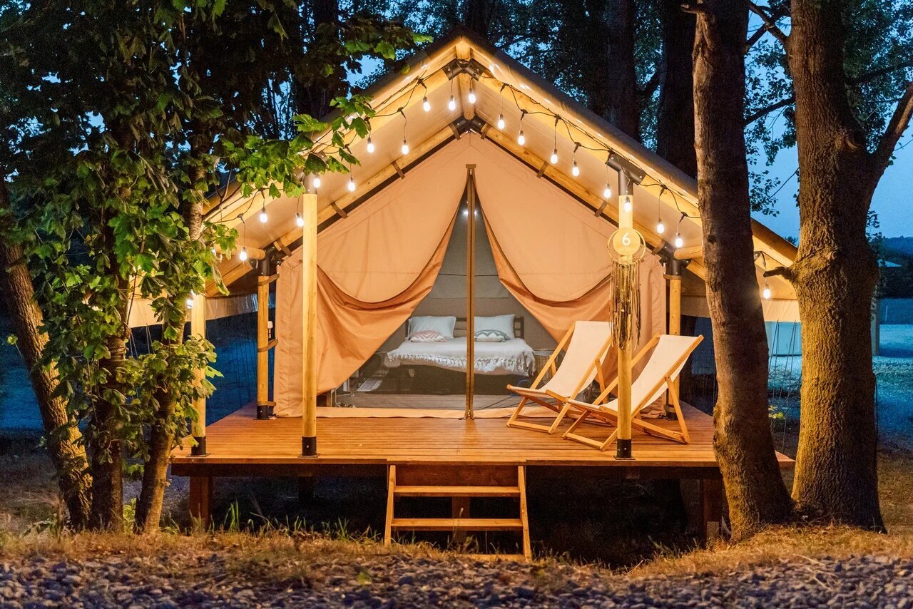 Глэмпинг велино. Глэмпинг архипо осиповка. Глэмпинг адрия. Шикша глэмпинг селигер. Палатка призма глэмпинг.