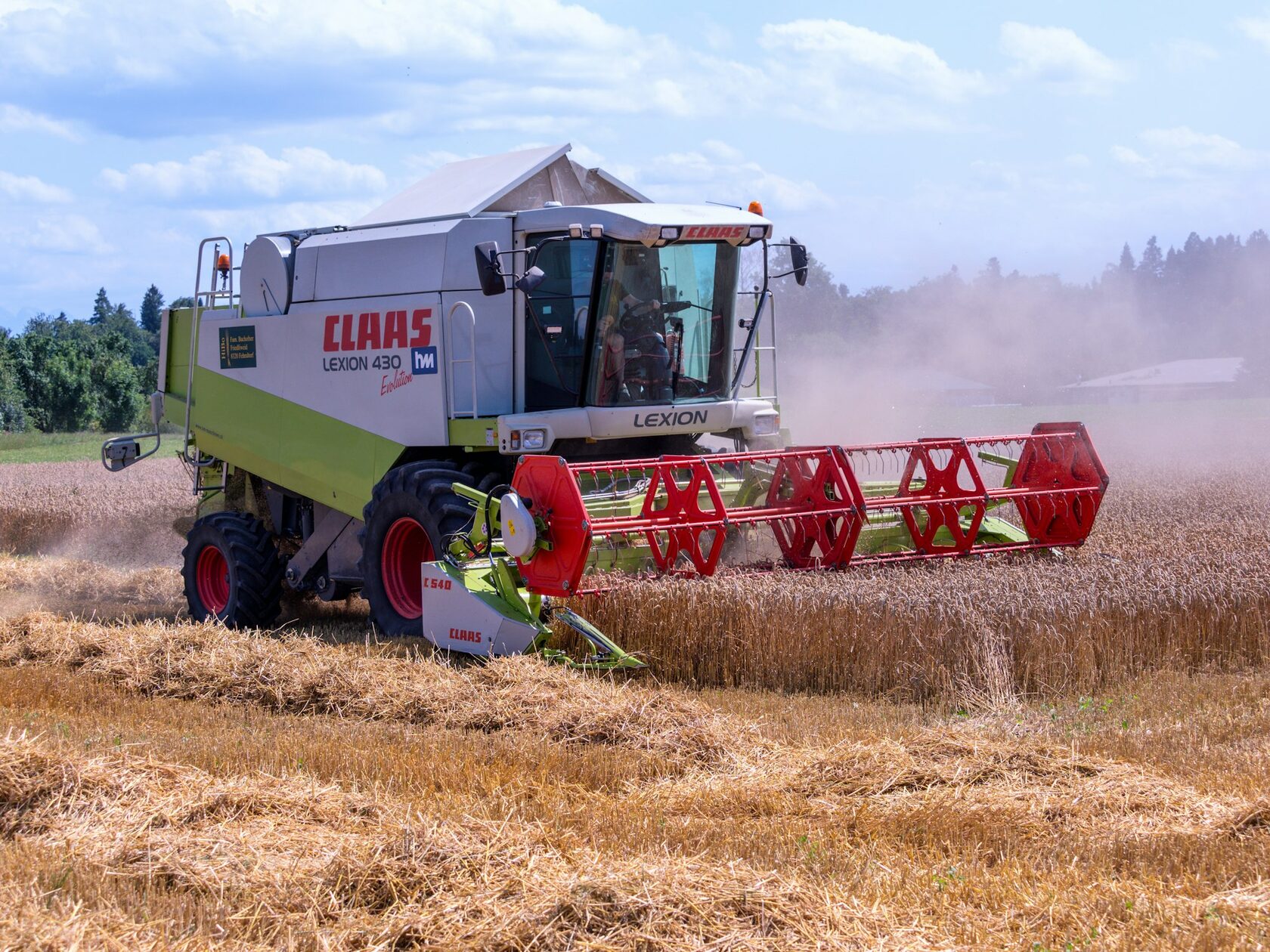 Жатка John Deere 630F в зелёном цвете для комбайна Claas