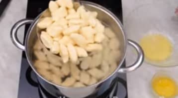 Приготовление ленивых вареников из творога по классическому рецепту: шаг 11