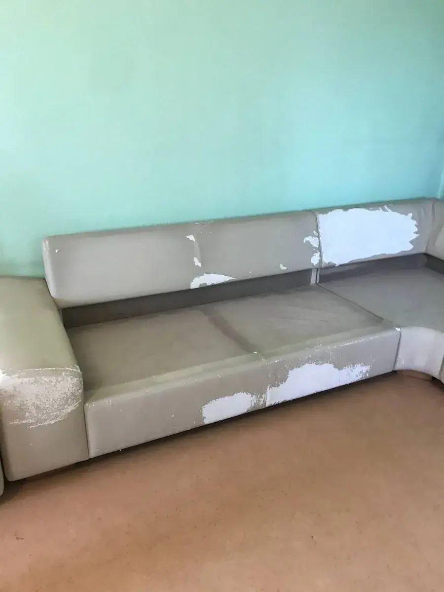 Модульный диван с облезшей кожей до перетяжки