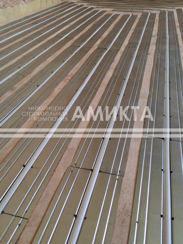 Гид по устройству водяного теплого пола без бетонной заливки. Преимущества технологии «сухой стяжки», выбор теплораспределительных пластин Stout, ГВЛ-плит и особенности укладки под ламинат.