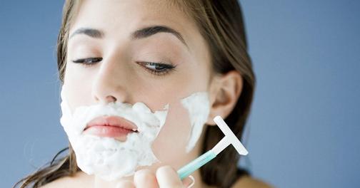 Как натягивать кожу во время бритья