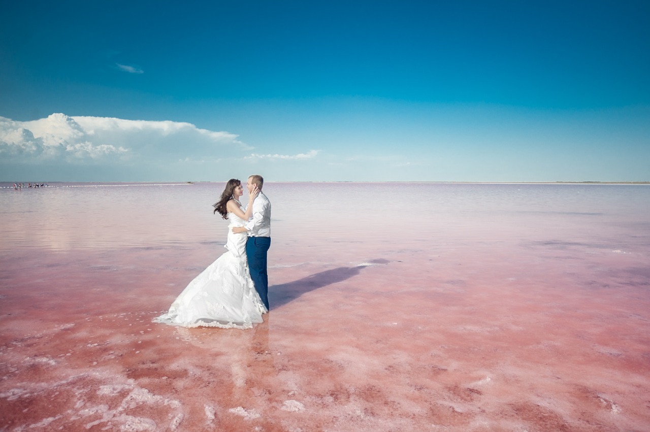 Свадебная фотосессия на розовом озере