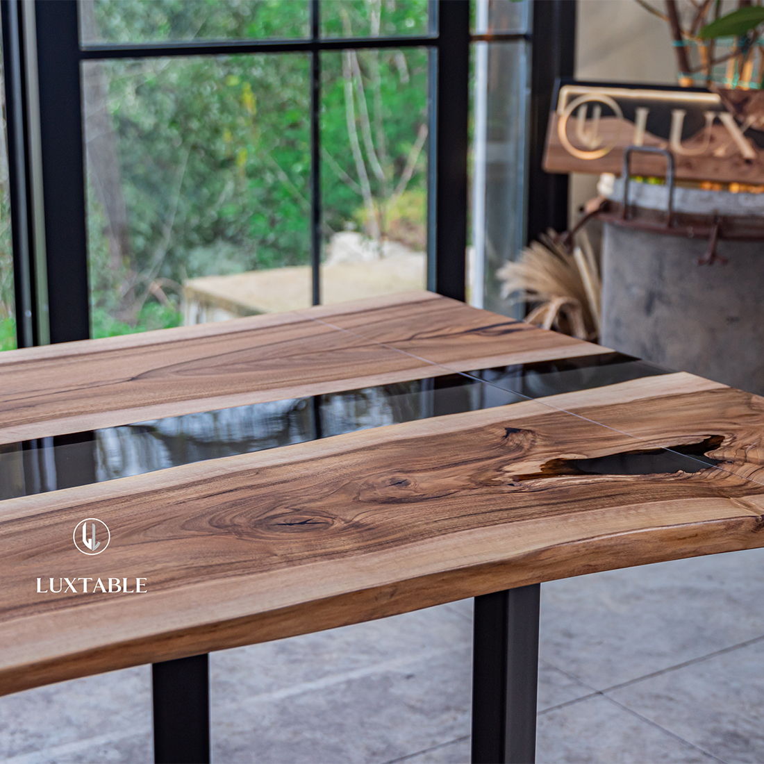 Epoxidharz Tische Alagoas aus europäischem Nussbaum und hellblauem Epoxidharz mit Metallic Effekt