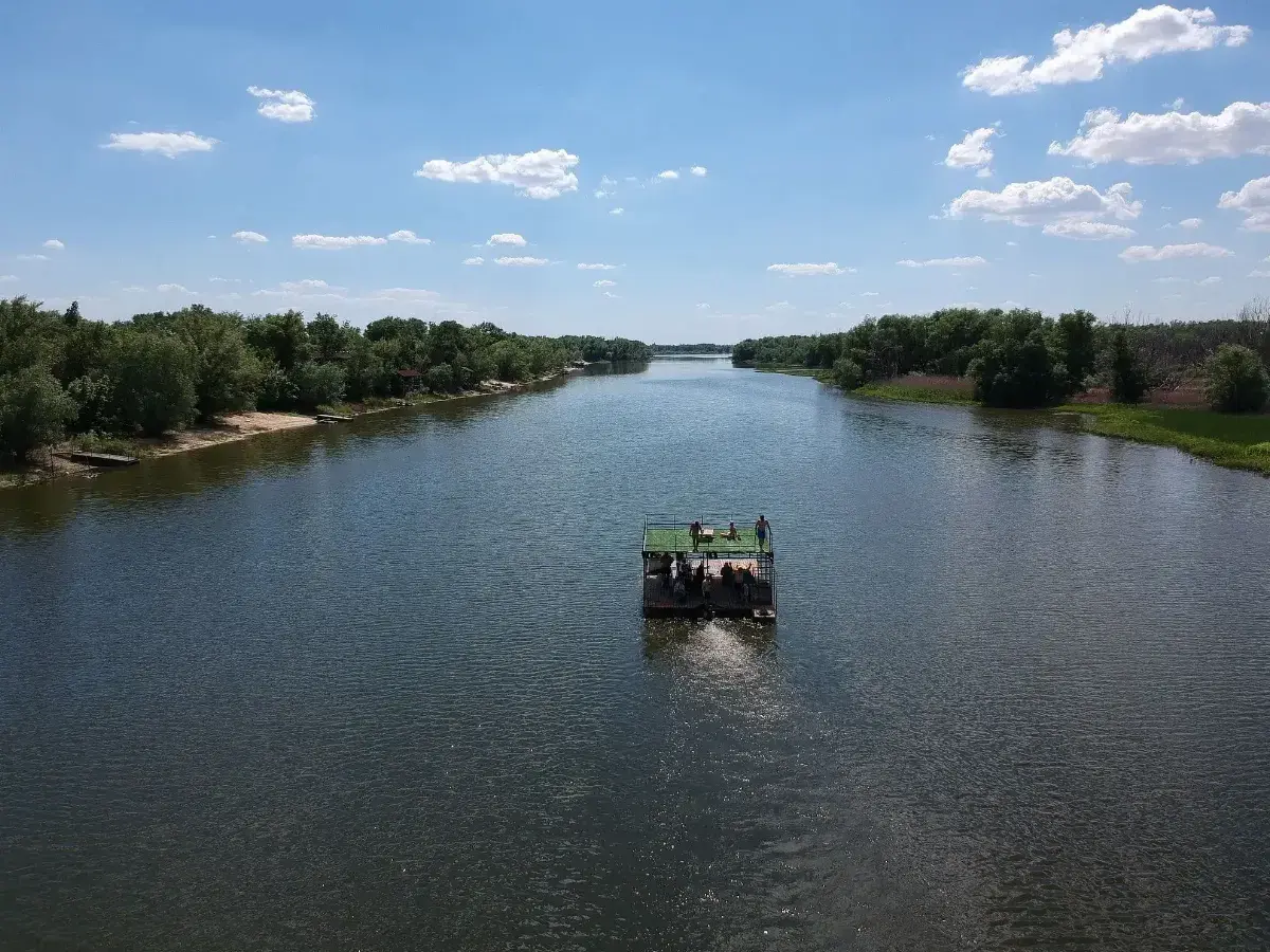 Плот Бульбусик на реке Дон на закате