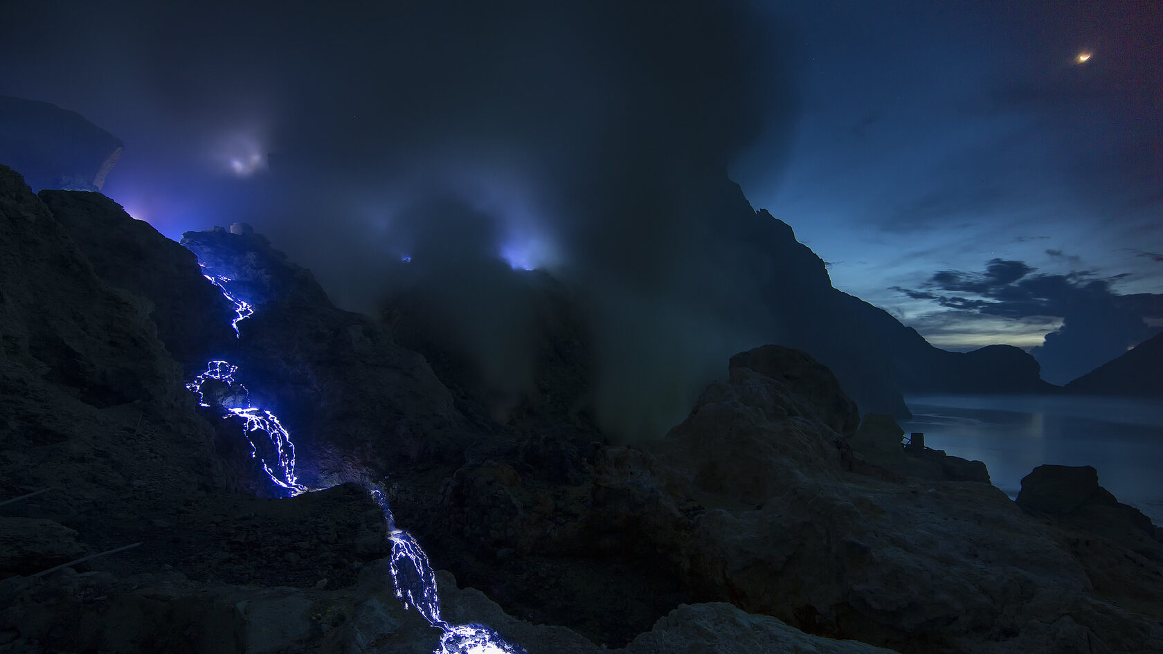 Кава Иджен вулкан с голубой лавой