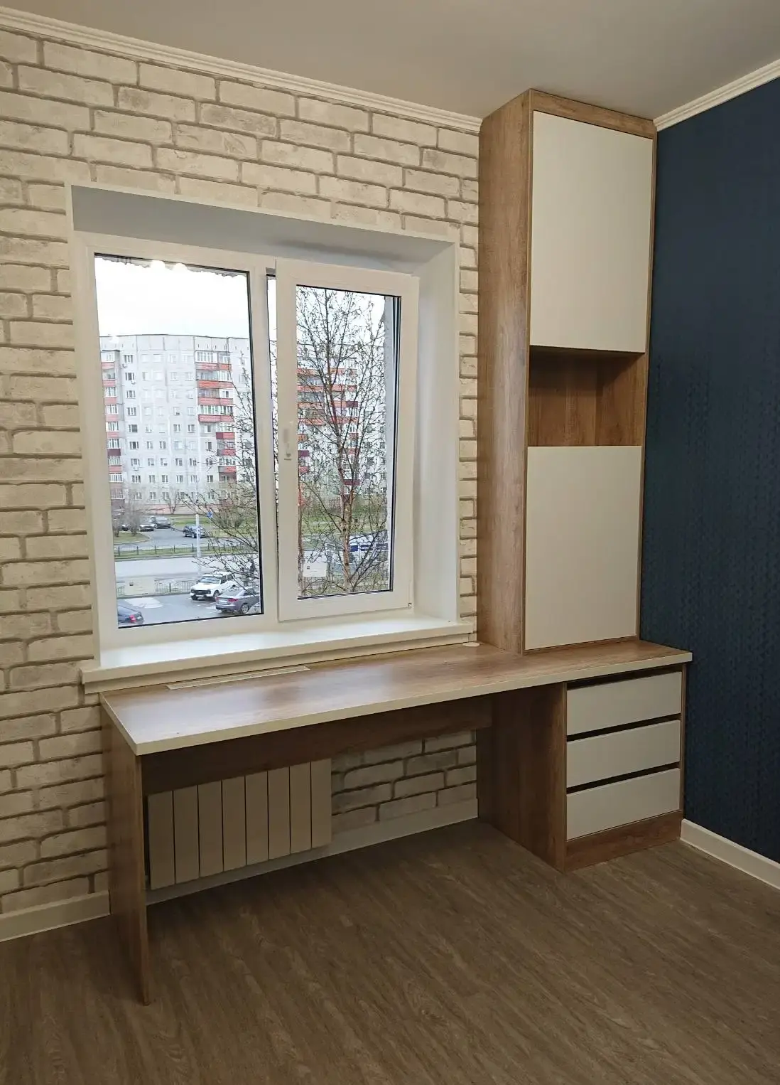 Рабочее место в нише с местом под монитор и хранение на заказ в Сургуте