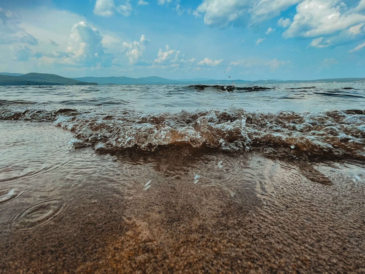 Брызги воды на озере