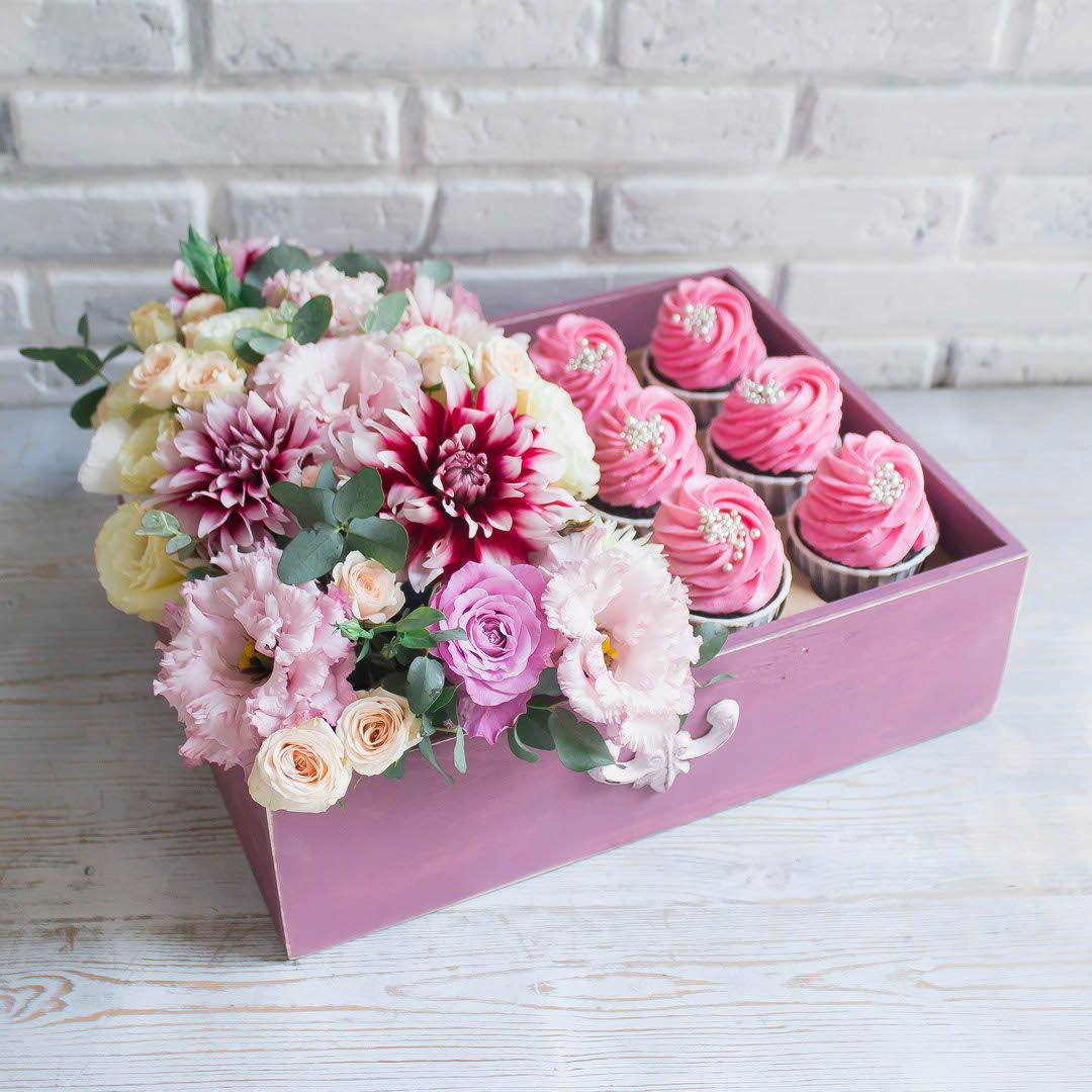 Коробка с капкейками и цветами