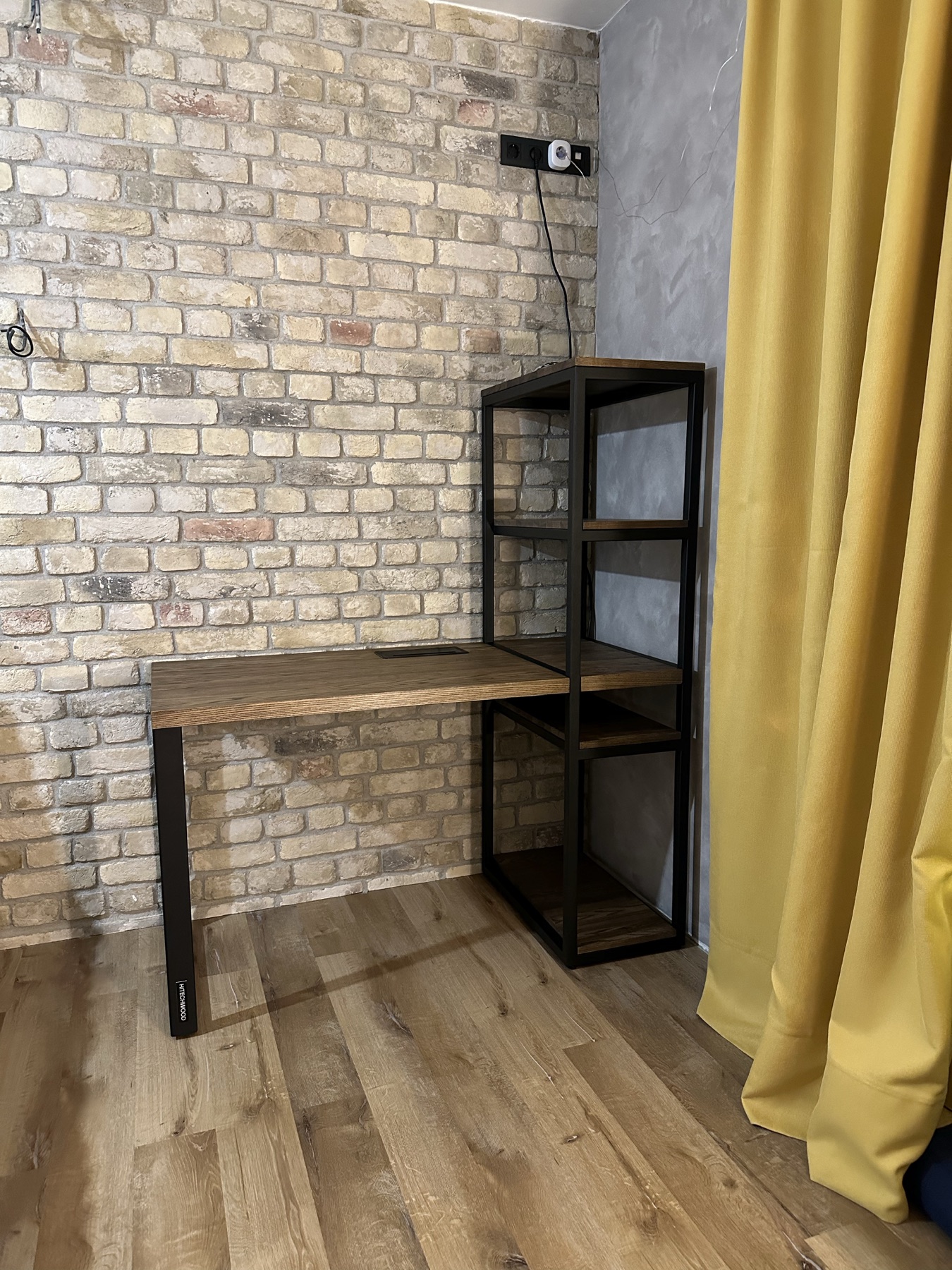 Стол HITECHWOOD из ясеня с этажеркой
