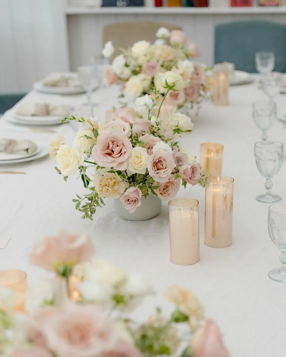 Цветочная композиция на свадебный стол - 72 фото