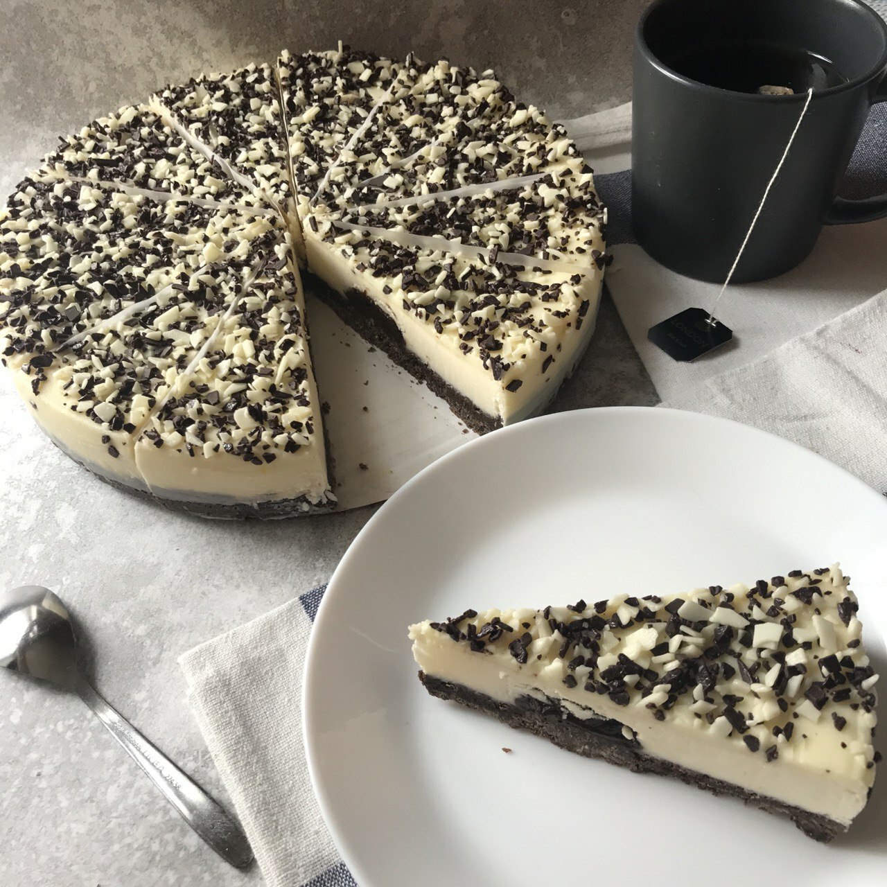 чизкейк с топпингом. фисташковый чизкейк. торт чизкейк с белым шоколадом. чизкейк белая. банановый чизкейк с белым шоколадом.