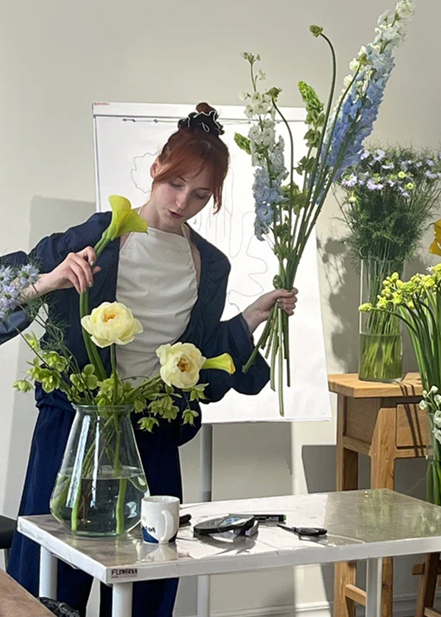 Флорист за работой в мастерской Flowerna
