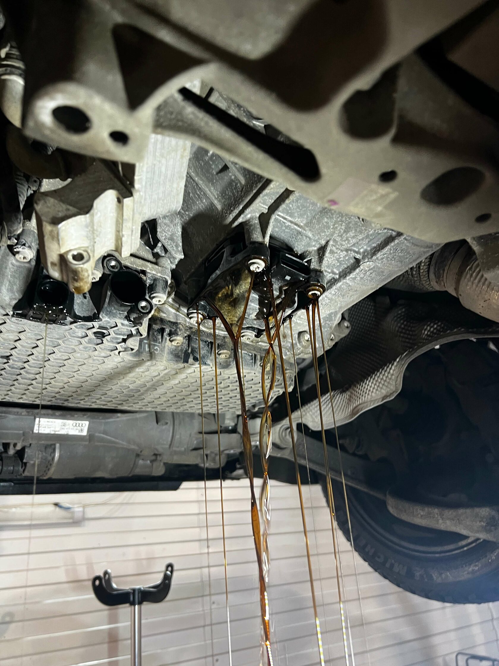 Сливаем масло с механической части коробки