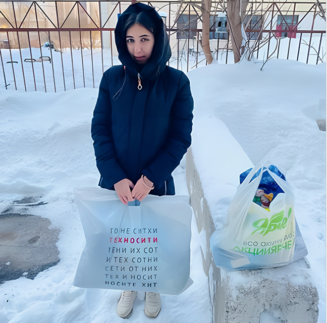 Женщина получила вещевую и продуктовую помощь от волонтеров АНО &quot;Рука Помощи&quot;