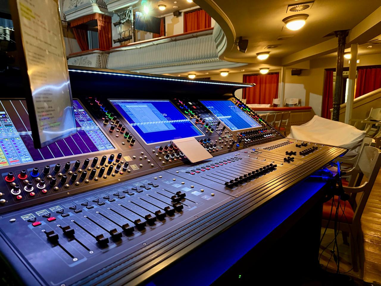 Микшерный пульт Digico Quantum 338 на Основной сцене Театра Наций в Москве