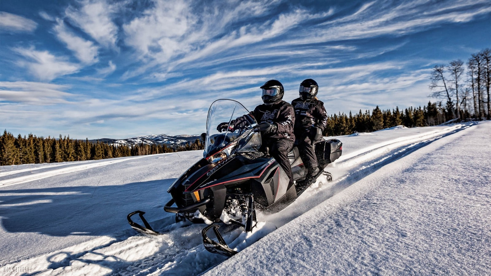 Катание на снегоходах. Arctic Cat Pantera 7000 XT Ltd. Канадский снегоход. Бюджетные снегоходы. Езда на снегоходе.