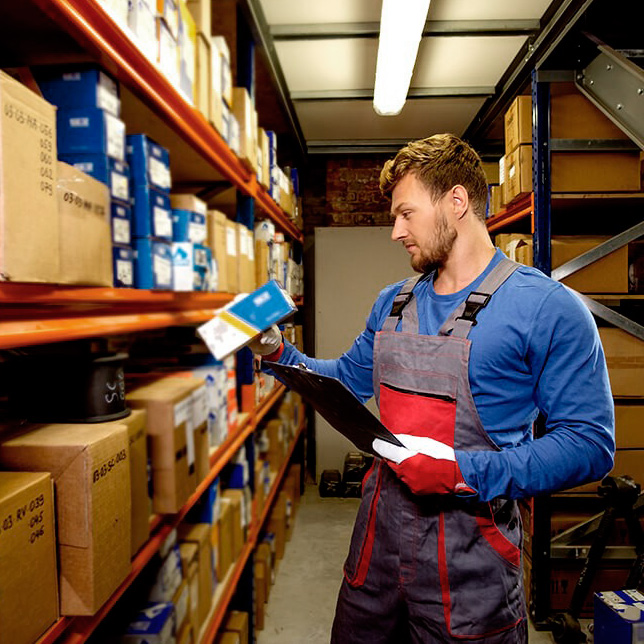 Работник склада. Комплектовщик на склад. Складской работник. Ноутбуки склад. Кладовщик-комплектовщик.