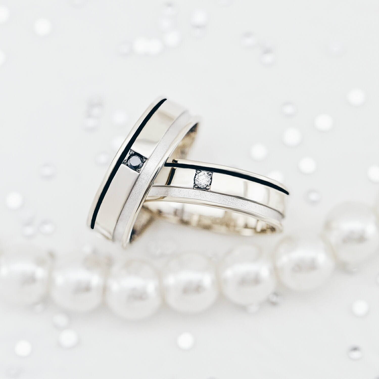 Контрастные обручальные кольца в классическом стиле