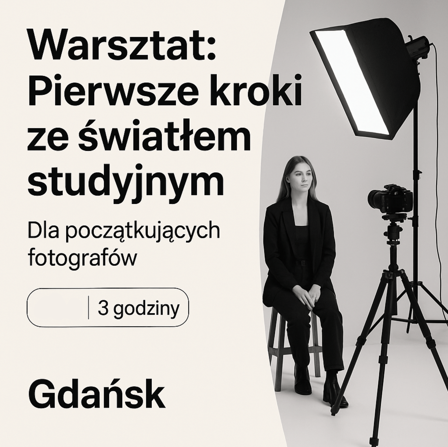 Promocyjna grafika warsztatu fotograficznego w Gdańsku – po lewej stronie tekst „Warsztat: Pierwsze kroki ze światłem studyjnym” na jasnym tle, po prawej młoda kobieta siedzi na stołku w studio fotograficznym przy lampie softbox i statywie z aparatem.