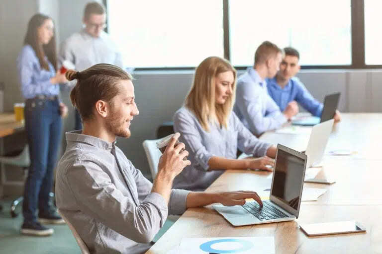 ТОП-5 ноутбуків для комфортної роботи в коворкінгах. Легкі, тихі, автономні моделі з хорошим звуком, екраном і стабільним Wi-Fi. Ідеально для фрилансерів і мобільних команд.