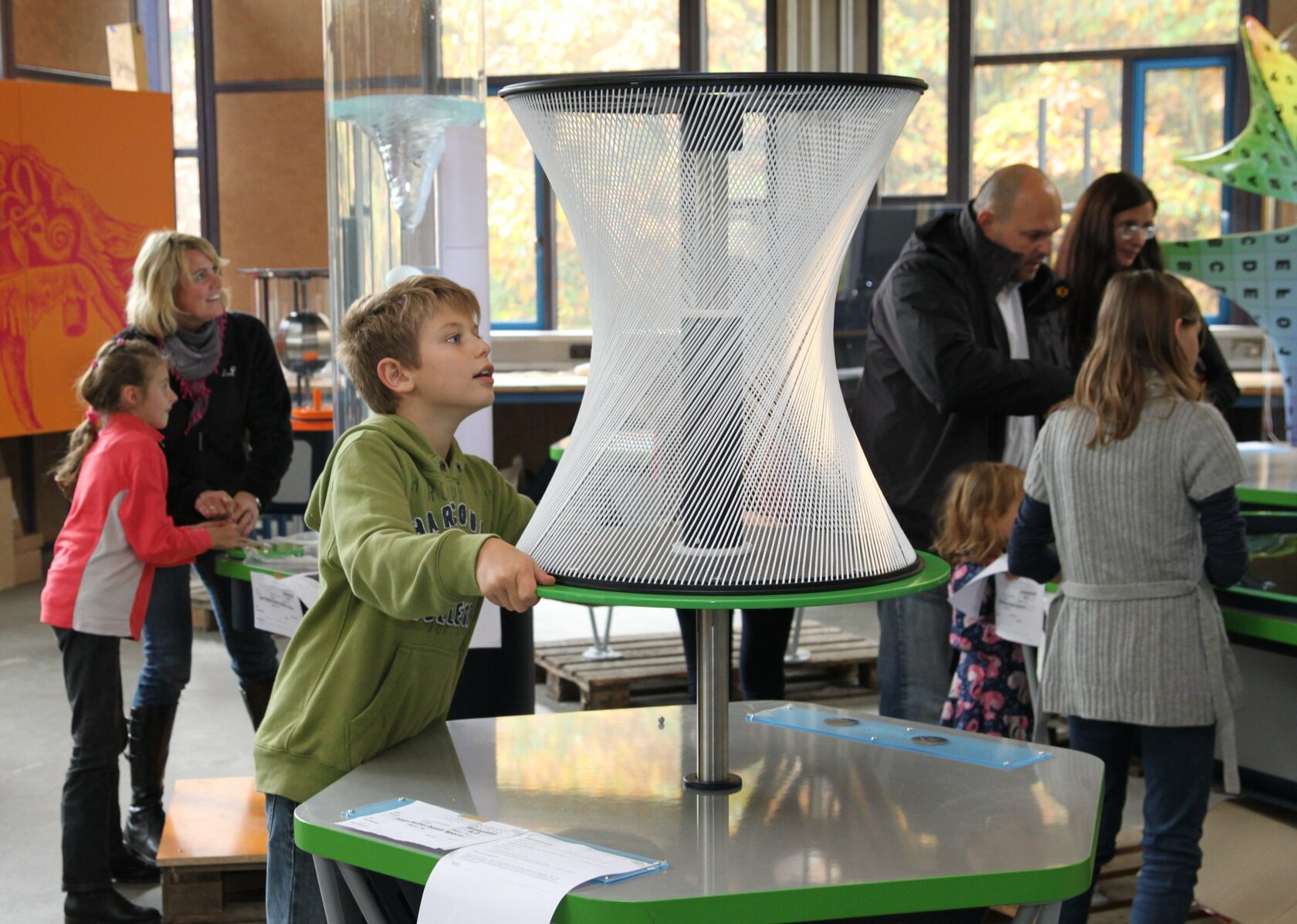 Интерактивный экспонат "Искривление пространства"