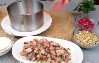 Приготовление салата из вареной свеклы и селедки: шаг 7