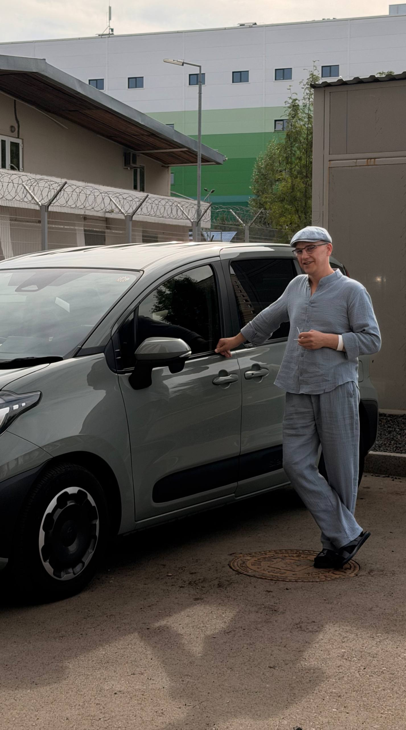 Лилия с автомобилем Toyota Sienta