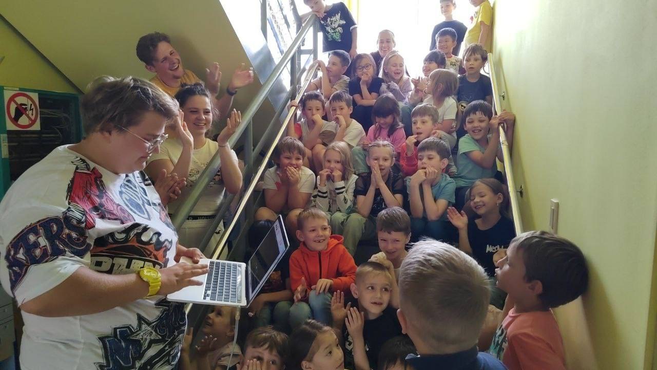 Дети и взрослые собрались вместе на лестнице