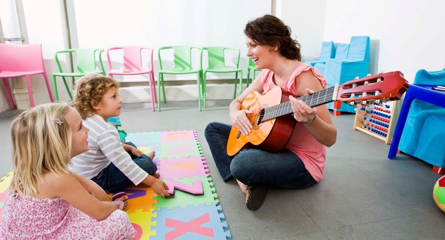 Музыкальное занятие звуки. Музыкальное занятие в ДОУ. Дети на музыкальном занятии. Музыкальные занятия для малышей. Дошкольники на музыкальном занятии.