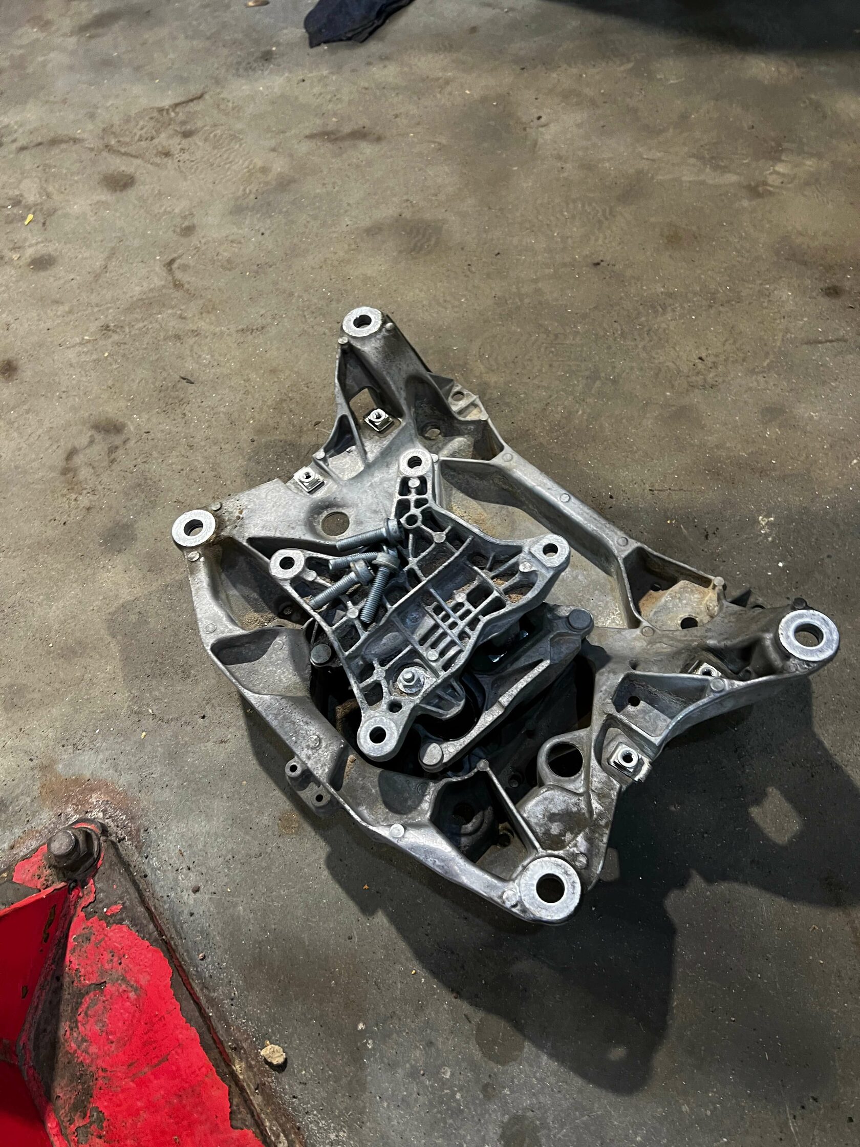 Снятие подушки АКПП Audi