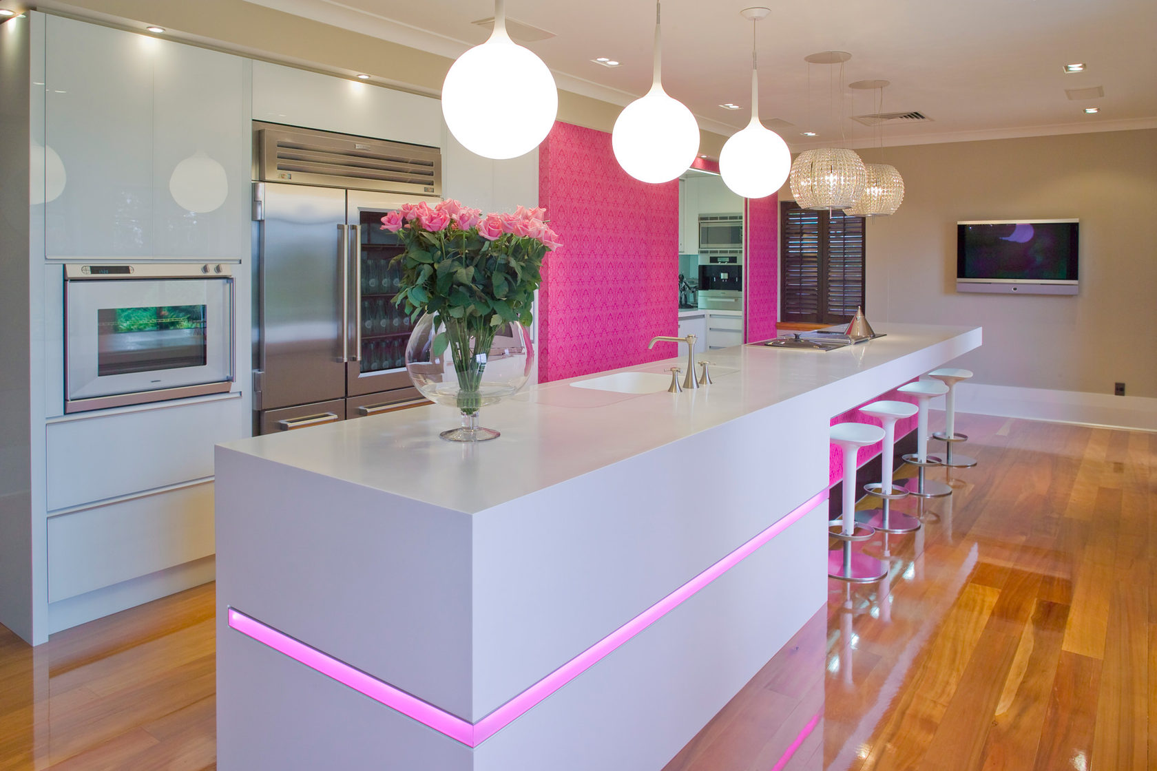 Неоновая кухня. Современная кухня с подсветкой. Кухня в розовых тонах. Современная розовая кухня. Яркая современная кухня.