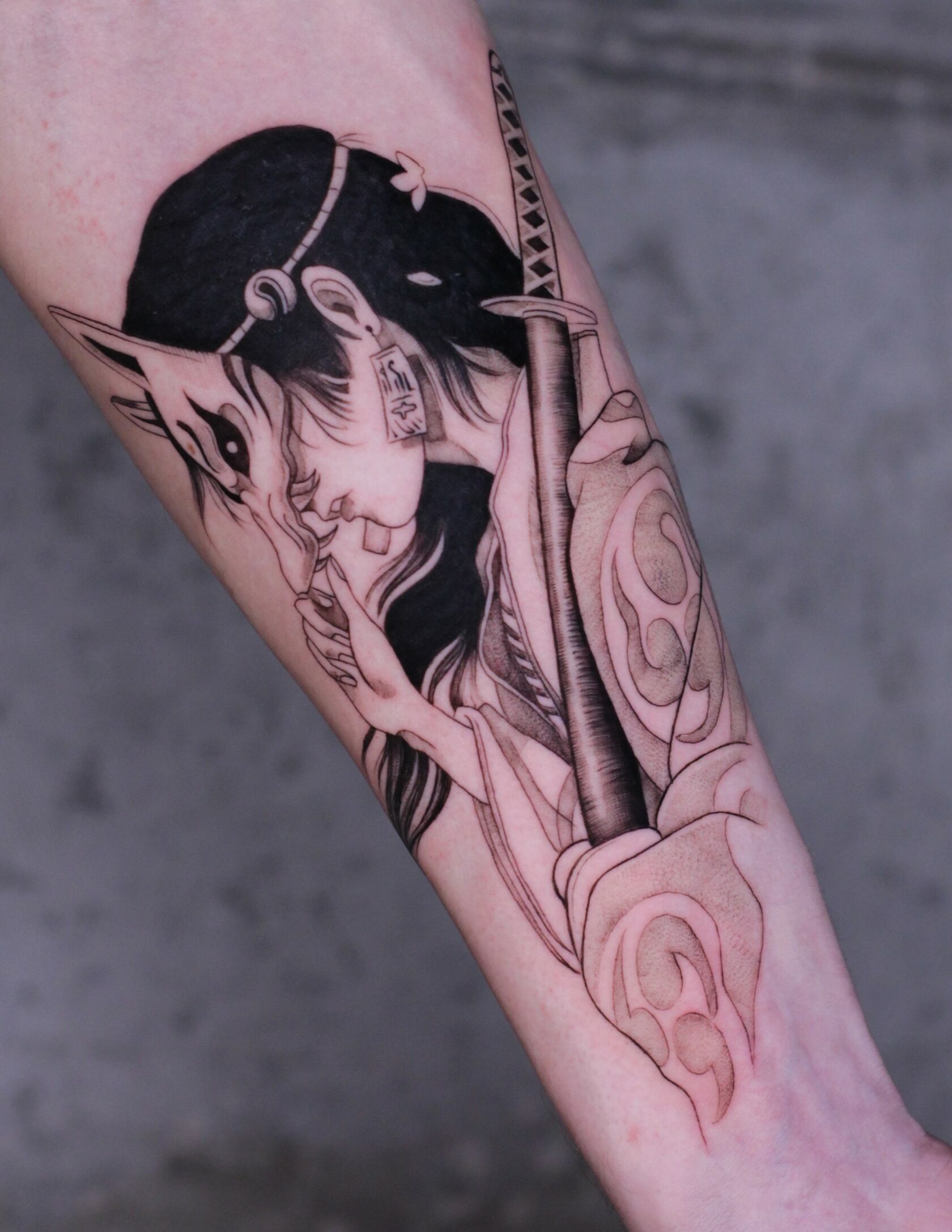 татуировка девушка с маской кицунэ и катаной