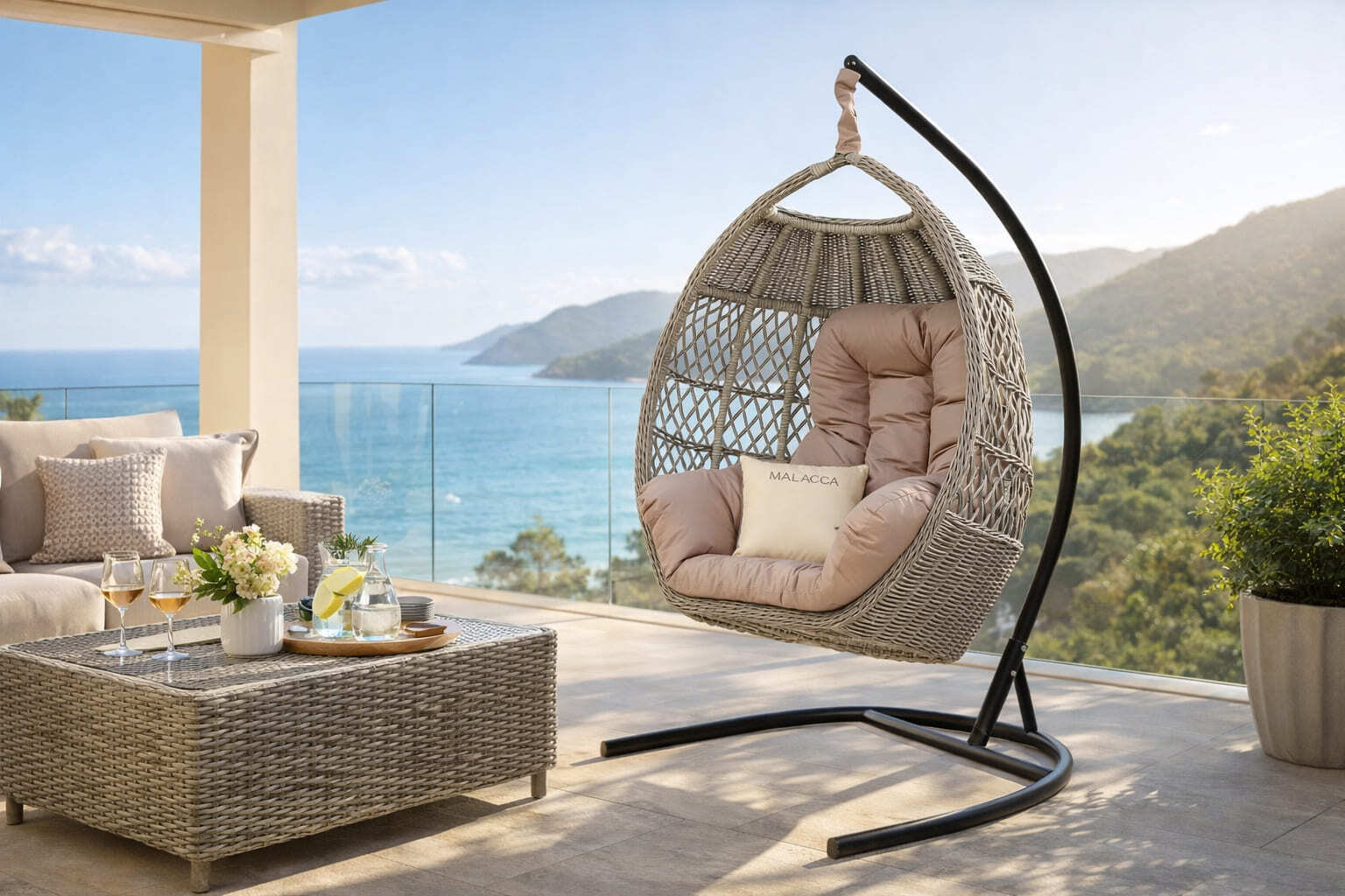 Подвесное кресло Malacca из искусственного ротанга в интерьере