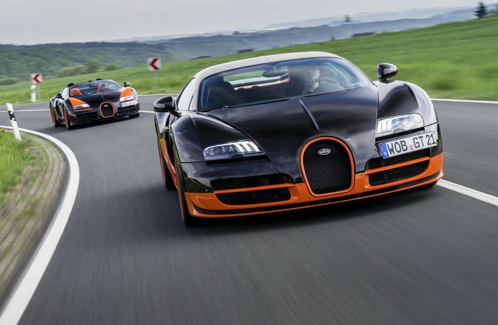 Bugatti Veyron 2005 - первый серийный гиперкар мощностью 1001 л.с., разгоняющийся до 400 км/ч. символ роскоши и технологий 2000-х годов