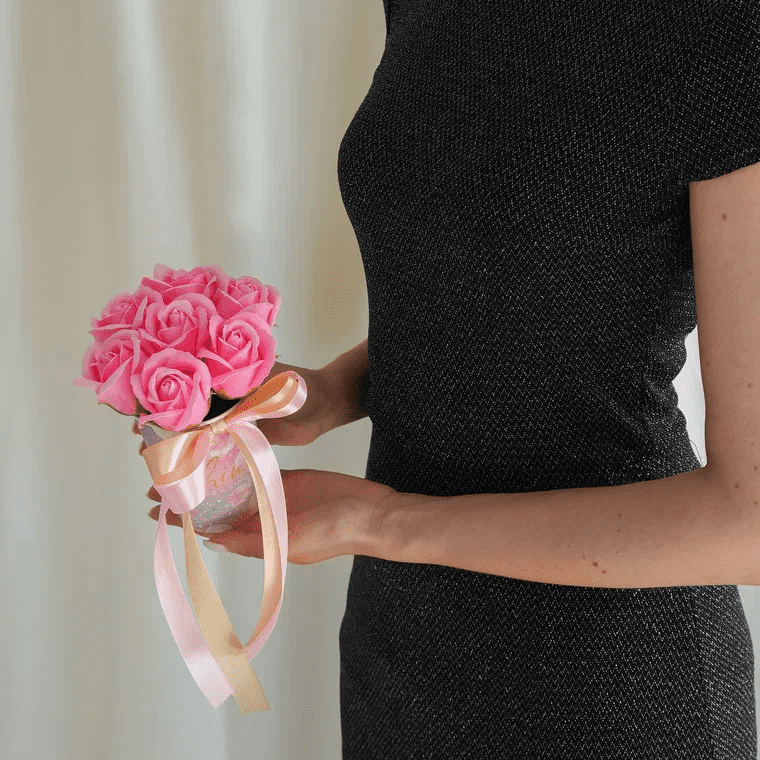 Фотоcессия товара на OZON. Мыльные розы в руках у девушки